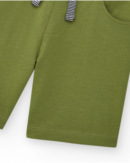Bermudas para niño en verde oliva con cintura ajustable y Bermudas para niño en verde oliva con cintura ajustable y