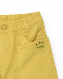 Bermuda para niño en color mostaza con bolsillos grandes Bermuda para niño en color mostaza con bolsillos grandes