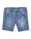 Bermuda vaquera para niño en azul con estampado de palmera Bermuda vaquera para niño en azul con estampado de palmera