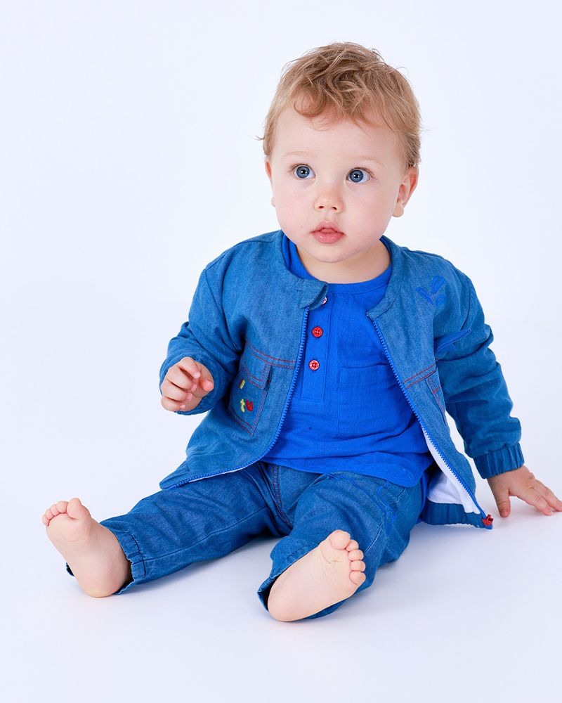 Chaqueta denim para niño con bolsillos y bordados