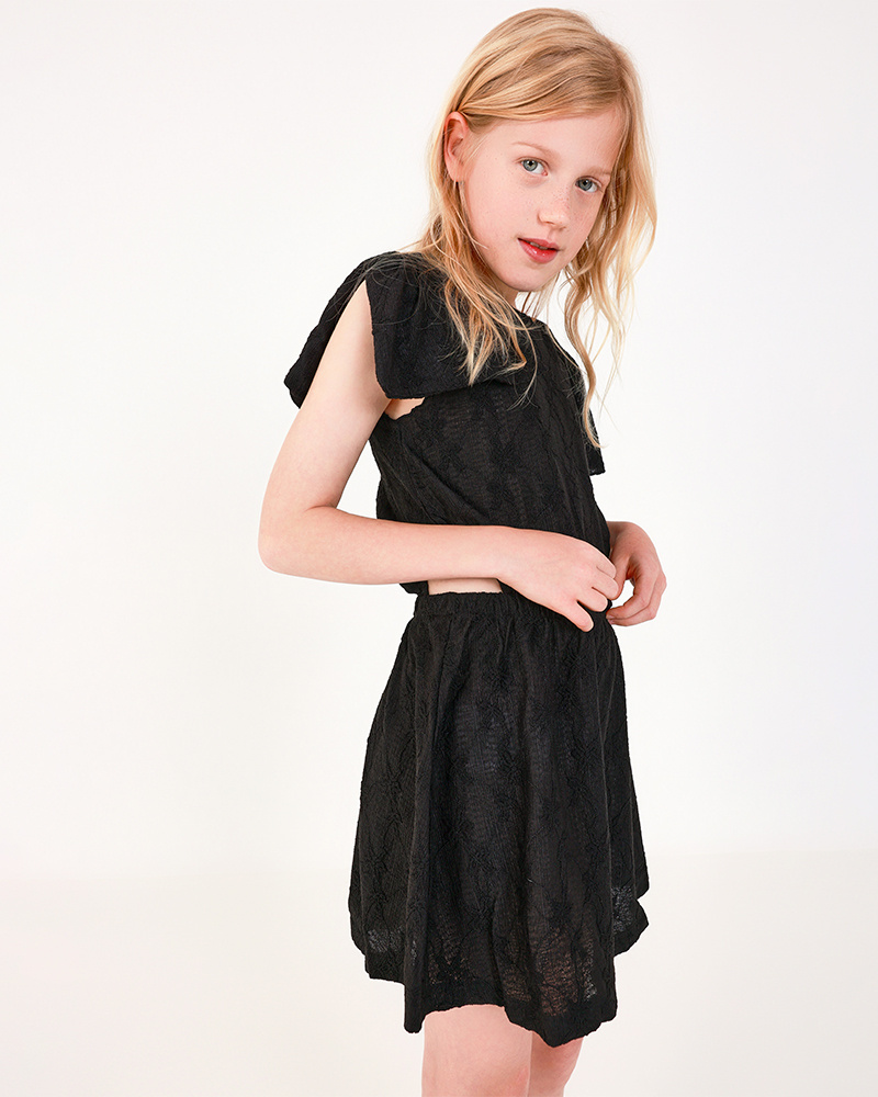 Vestido para niña en negro con mangas cortas abullonadas