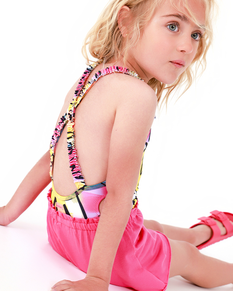 Bañador para niña en rosa con cortes laterales