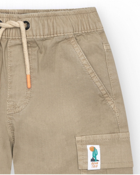 Bermuda cargo para niño en color beige con bolsillos laterales