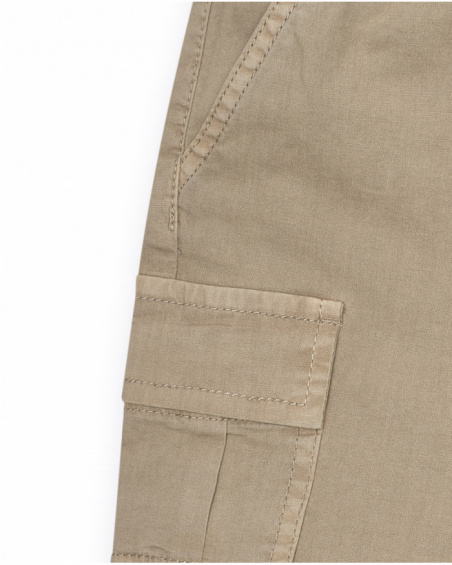 Bermuda cargo para niño en color beige con bolsillos laterales