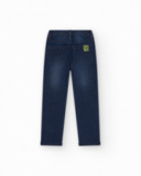 Pantalón vaquero para niño en azul oscuro con efecto desgastado.