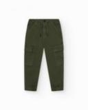 Pantalón cargo para niño en verde con cintura ajustable y bajos
