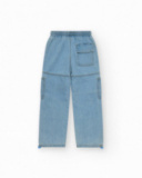 Pantalón cargo para niño en denim claro con bolsillos y bajos