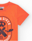 Camiseta para niño en naranja con estampado de buceo frontal. Camiseta para niño en naranja con estampado de buceo frontal.