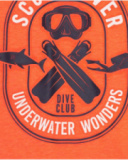 Camiseta para niño en naranja con estampado de buceo frontal. Camiseta para niño en naranja con estampado de buceo frontal.