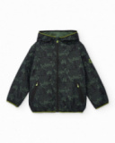 Cazadora niño en negro con capucha estampada Cazadora niño en negro con capucha estampada