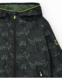 Cazadora niño en negro con capucha estampada Cazadora niño en negro con capucha estampada
