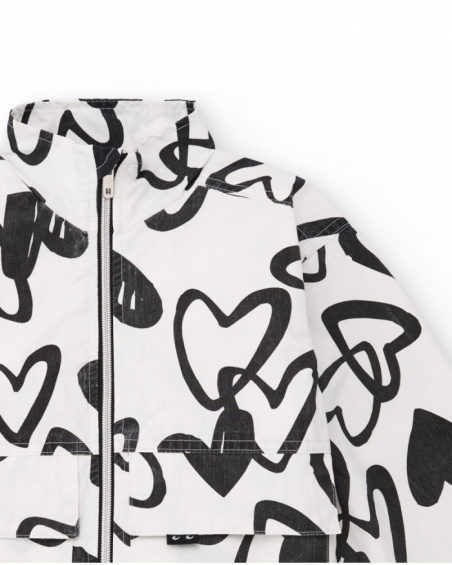 Cazadora niña en blanco con estampado de corazones Cazadora niña en blanco con estampado de corazones