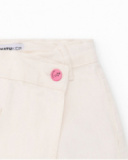 Falda-pantalón niña en crudo con bolsillos decorativos Falda-pantalón niña en crudo con bolsillos decorativos