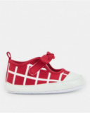 Merceditas de bebé niña en rojo con diseño de cuadros y lazo decorativo Merceditas de bebé niña en rojo con diseño de cuadros y lazo decorativo
