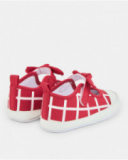 Merceditas de bebé niña en rojo con diseño de cuadros y lazo decorativo Merceditas de bebé niña en rojo con diseño de cuadros y lazo decorativo