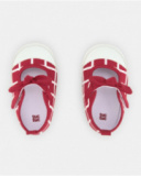 Merceditas de bebé niña en rojo con diseño de cuadros y lazo decorativo Merceditas de bebé niña en rojo con diseño de cuadros y lazo decorativo