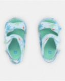 Sandalias de bebé niño en azul claro con estampado tropical Sandalias de bebé niño en azul claro con estampado tropical