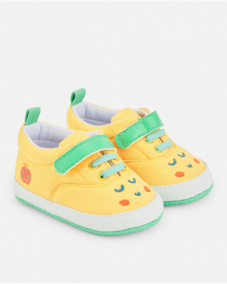 Zapatillas deportivas de bebé en amarillo con detalles verdes y carita bordada Zapatillas deportivas de bebé en amarillo con detalles verdes y carita bordada