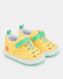 Zapatillas deportivas de bebé en amarillo con detalles verdes y carita bordada Zapatillas deportivas de bebé en amarillo con detalles verdes y carita bordada