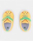 Zapatillas deportivas de bebé en amarillo con detalles verdes y carita bordada Zapatillas deportivas de bebé en amarillo con detalles verdes y carita bordada