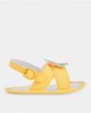 Sandalias de bebé niña en amarillo con flor decorativa Sandalias de bebé niña en amarillo con flor decorativa