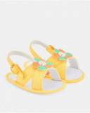 Sandalias de bebé niña en amarillo con flor decorativa Sandalias de bebé niña en amarillo con flor decorativa
