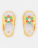 Sandalias de bebé niña en amarillo con flor decorativa Sandalias de bebé niña en amarillo con flor decorativa