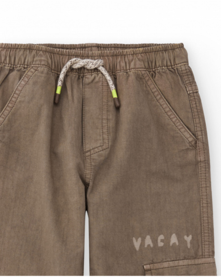 Pantalón cargo de niño en color caqui con estampados gráficos Pantalón cargo de niño en color caqui con estampados gráficos