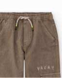 Pantalón cargo de niño en color caqui con estampados gráficos Pantalón cargo de niño en color caqui con estampados gráficos