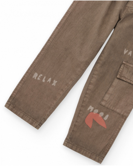 Pantalón cargo de niño en color caqui con estampados gráficos Pantalón cargo de niño en color caqui con estampados gráficos