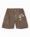 Bermuda cargo de niño en color caqui con estampado frontal Bermuda cargo de niño en color caqui con estampado frontal