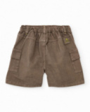Bermuda cargo de niño en color caqui con estampado frontal Bermuda cargo de niño en color caqui con estampado frontal