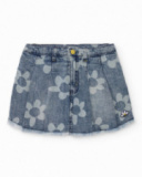 Falda vaquera de niña en azul con estampado floral y bajo desflecado Falda vaquera de niña en azul con estampado floral y bajo desflecado