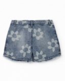 Falda vaquera de niña en azul con estampado floral y bajo desflecado Falda vaquera de niña en azul con estampado floral y bajo desflecado