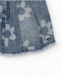 Falda vaquera de niña en azul con estampado floral y bajo desflecado Falda vaquera de niña en azul con estampado floral y bajo desflecado