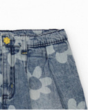 Falda vaquera de niña en azul con estampado floral y bajo desflecado Falda vaquera de niña en azul con estampado floral y bajo desflecado