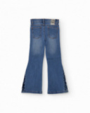 Pantalón vaquero acampanado para niña con detalle bordado