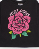 Camiseta negra de manga larga para niña con estampado de flor