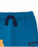Pantalón de felpa para niño en azul con estampado gráfico y Pantalón de felpa para niño en azul con estampado gráfico y