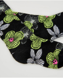 Calcetines para niña en negro con flores grandes en verde y
