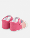 Zapatito para recién nacido en tonos rosa con cierre de velcro