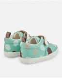 Zapatilla de recién nacido en verde con estampado camuflaje