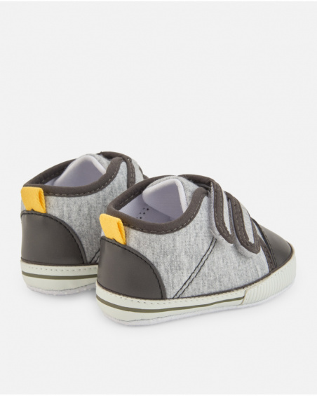 Zapato deportivo para recién nacido en tonos gris con cierre de