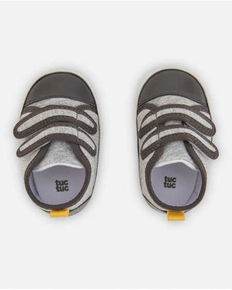 Zapato deportivo para recién nacido en tonos gris con cierre de