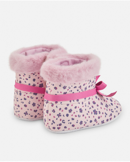 Botita rosa para recién nacido con estampado floral y lazo