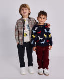 Pantalón para niño en gris oscuro con botones decorativos Pantalón para niño en gris oscuro con botones decorativos