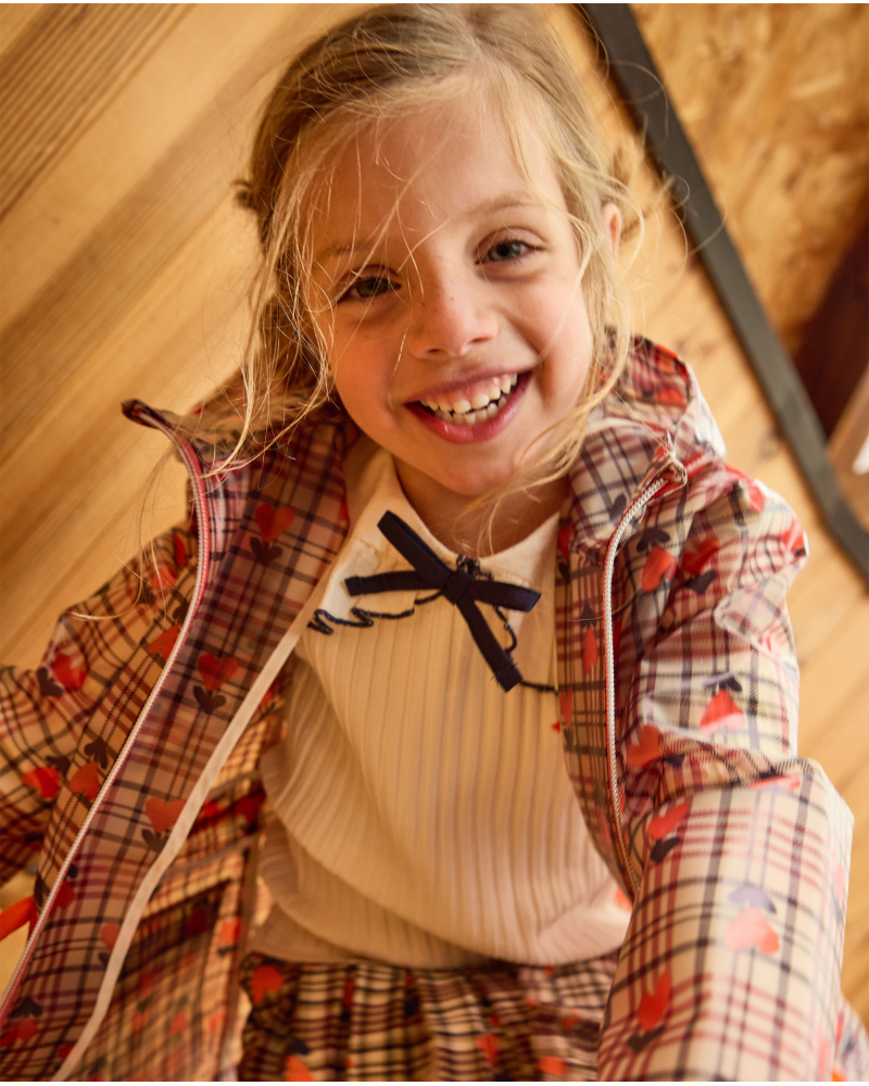 Camiseta de canalé para niña en crudo con volantes y lazo