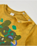 Camiseta de niño color mostaza con estampado de letras