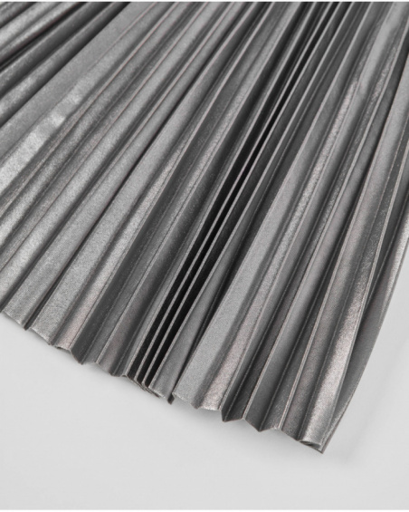 Falda de niña plateada plisada con efecto metalizado