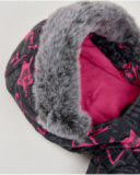 Abrigo acolchado de niña con estampado de estrellas y mensajes